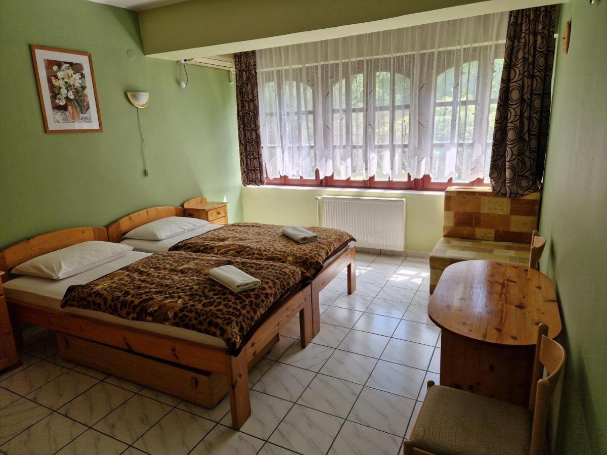 Roza Hotel Es Apartmanhaz Esztergom Exterior foto