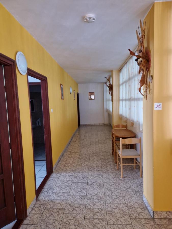 Roza Hotel Es Apartmanhaz Esztergom Exterior foto