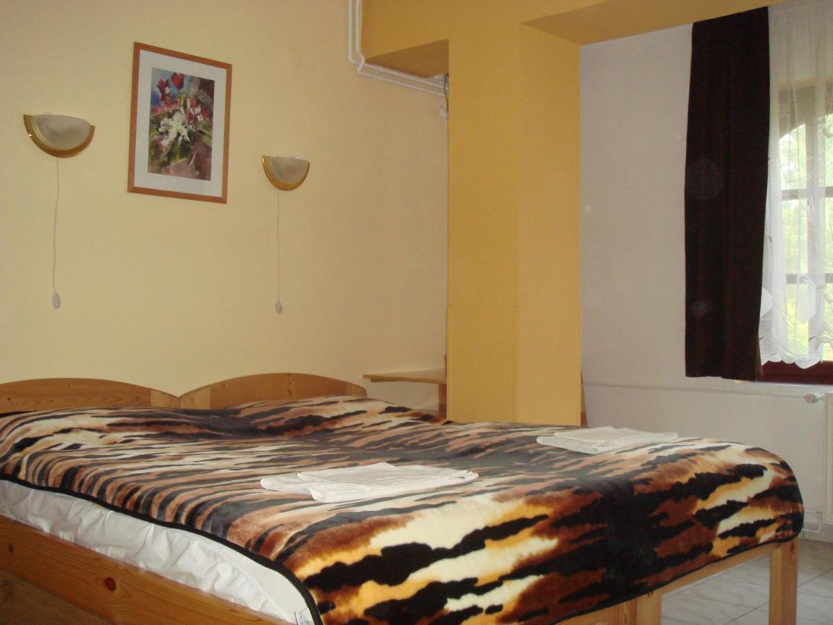 Roza Hotel Es Apartmanhaz Esztergom Zimmer foto