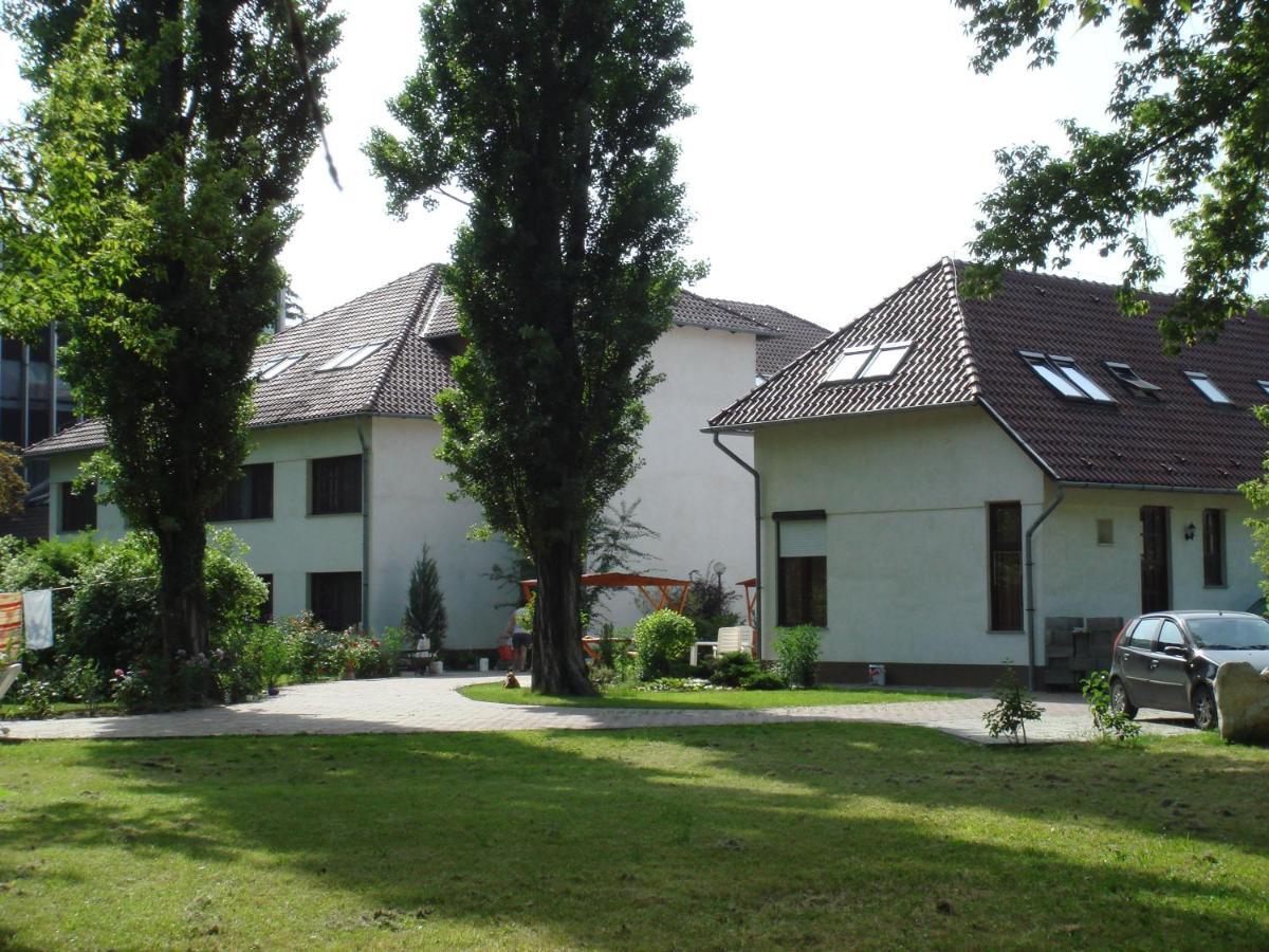 Roza Hotel Es Apartmanhaz Esztergom Exterior foto