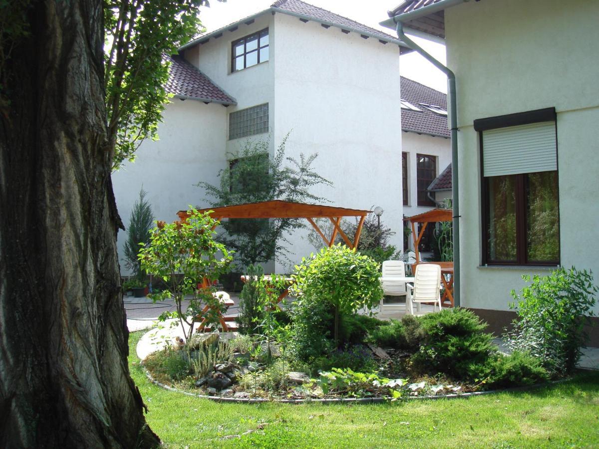 Roza Hotel Es Apartmanhaz Esztergom Exterior foto