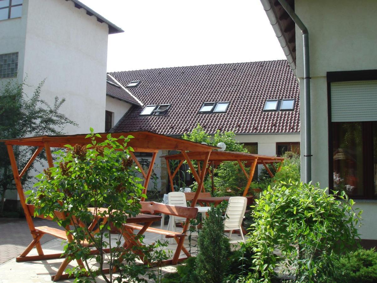 Roza Hotel Es Apartmanhaz Esztergom Exterior foto