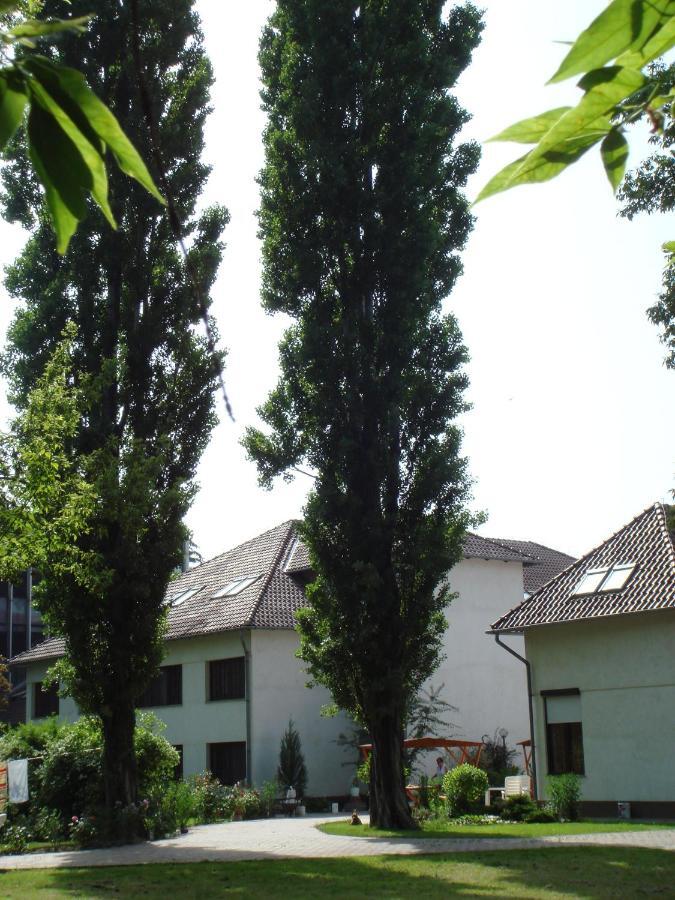 Roza Hotel Es Apartmanhaz Esztergom Zimmer foto